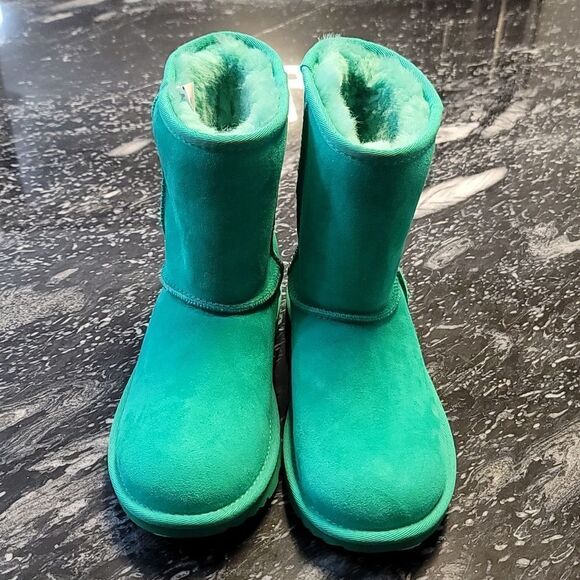 BRAND NEW UGG(r) CLASSIC SHORT II WATER RESISTANT GENUINE SHEARLING KIDS BOOT - Picture 4 of 16